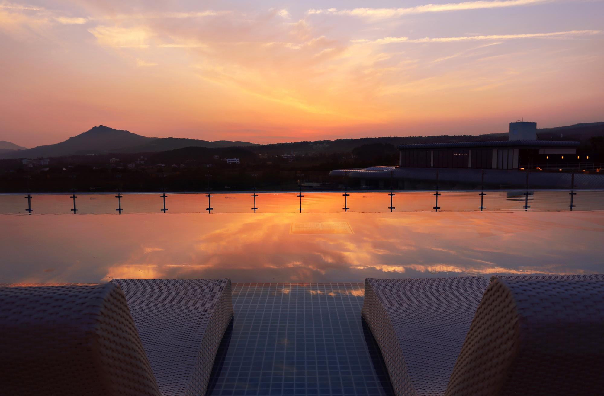 Kensington Jeju Hotel Luaran gambar The Sunken Garden
