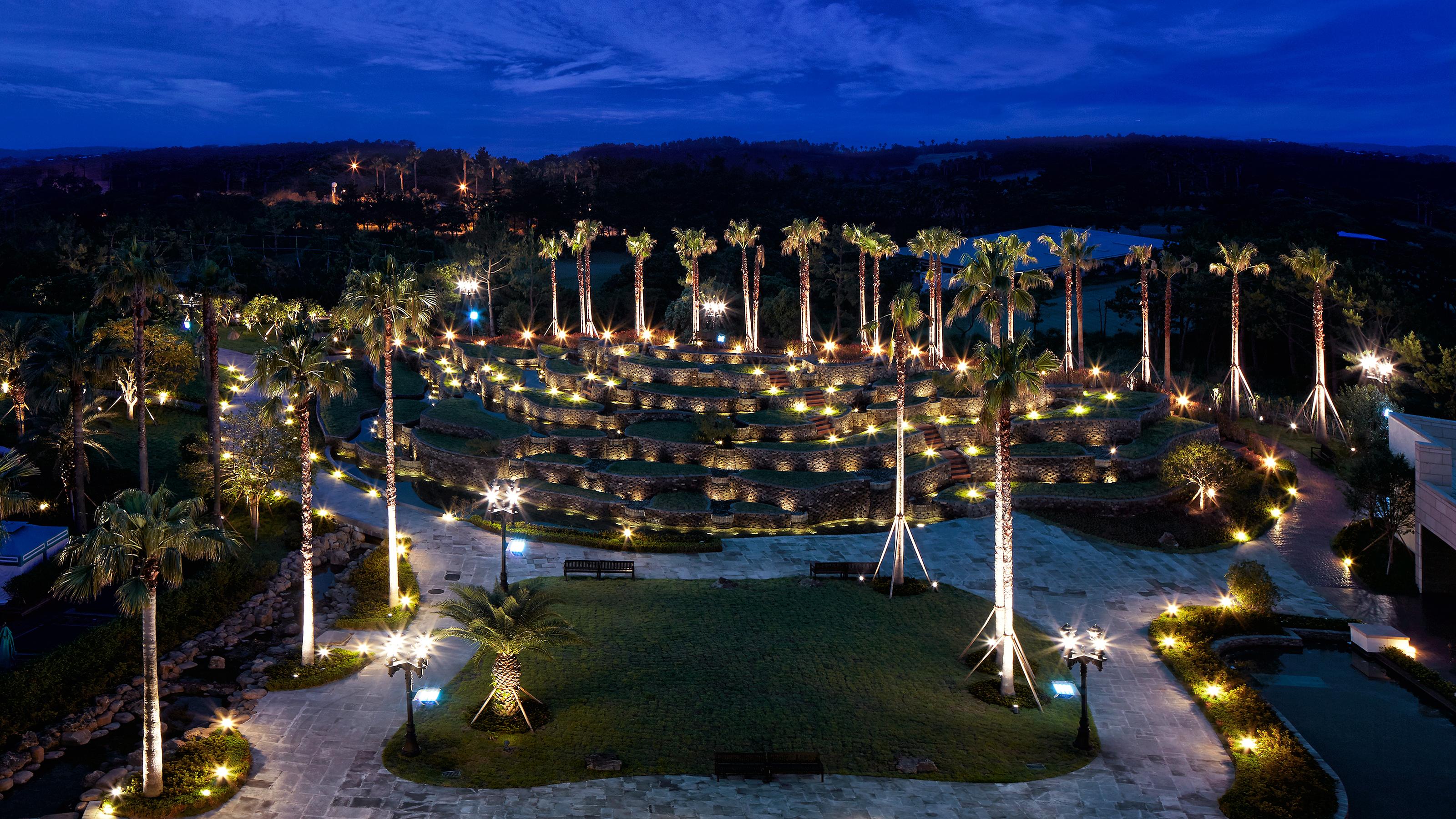 Kensington Jeju Hotel Luaran gambar The resort at night