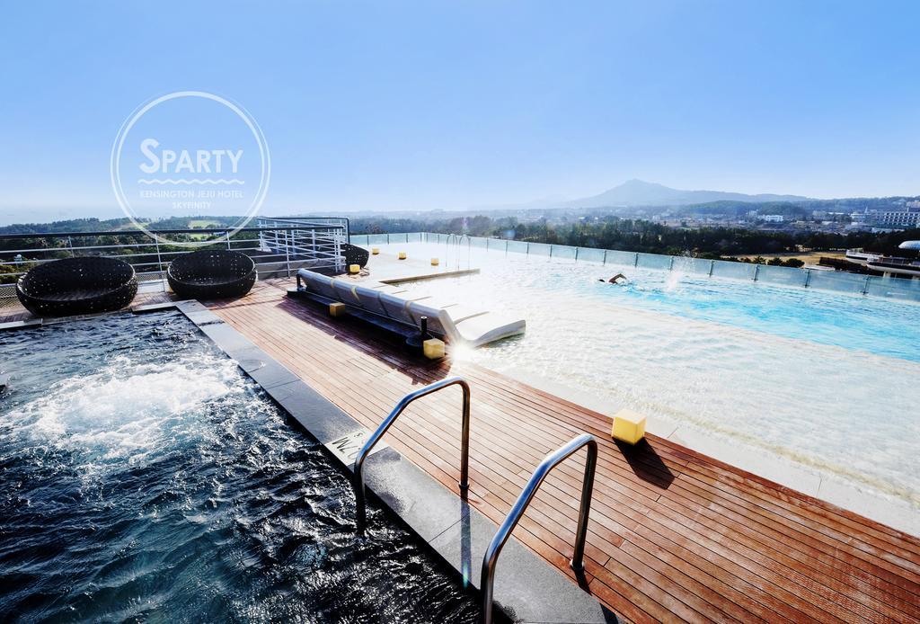 Kensington Jeju Hotel Luaran gambar The pool at the top of the hotel