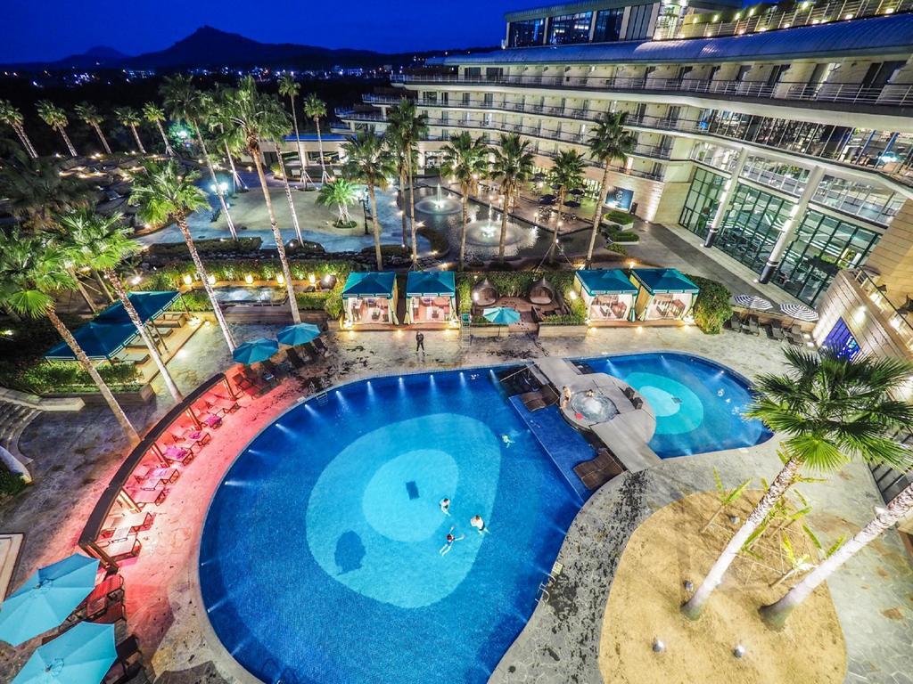 Kensington Jeju Hotel Luaran gambar The swimming pool at the hotel