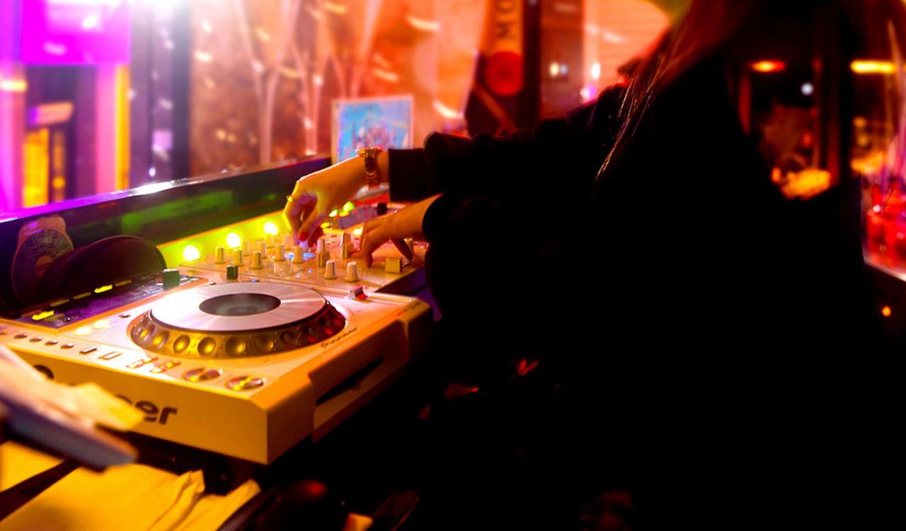 Kensington Jeju Hotel Luaran gambar A DJ at work